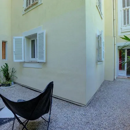 Beau T2 Dans Avec Piscine Proche + Pk カンヌ